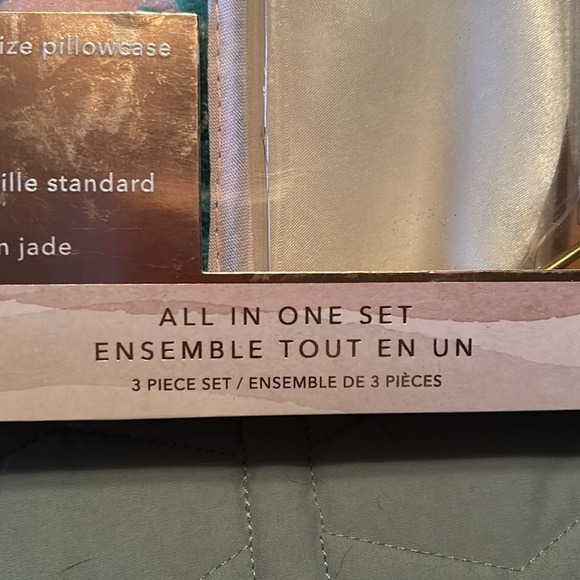 NWT, Zoë Ayla,Satin Pillowcase, Headband, Jade Roller Set, Never Opened 🥰🌹❤️ - Picture 4 of 7